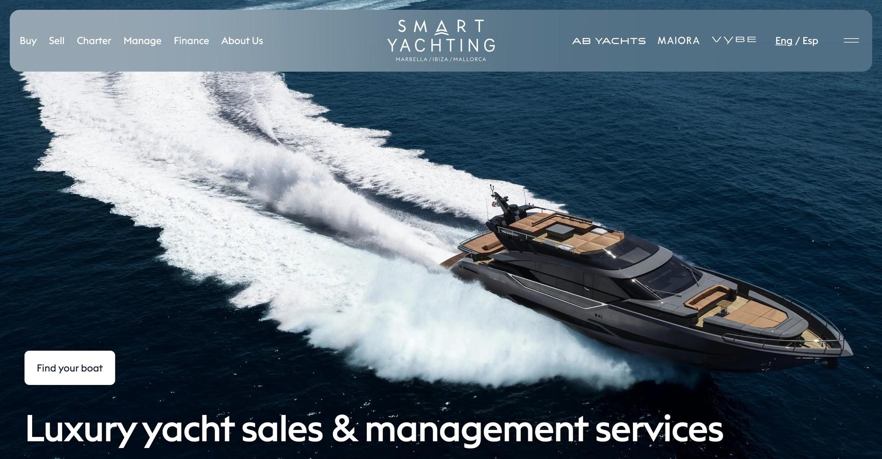 Hero Smart Yachting — jachta v plné rychlosti a claim služby