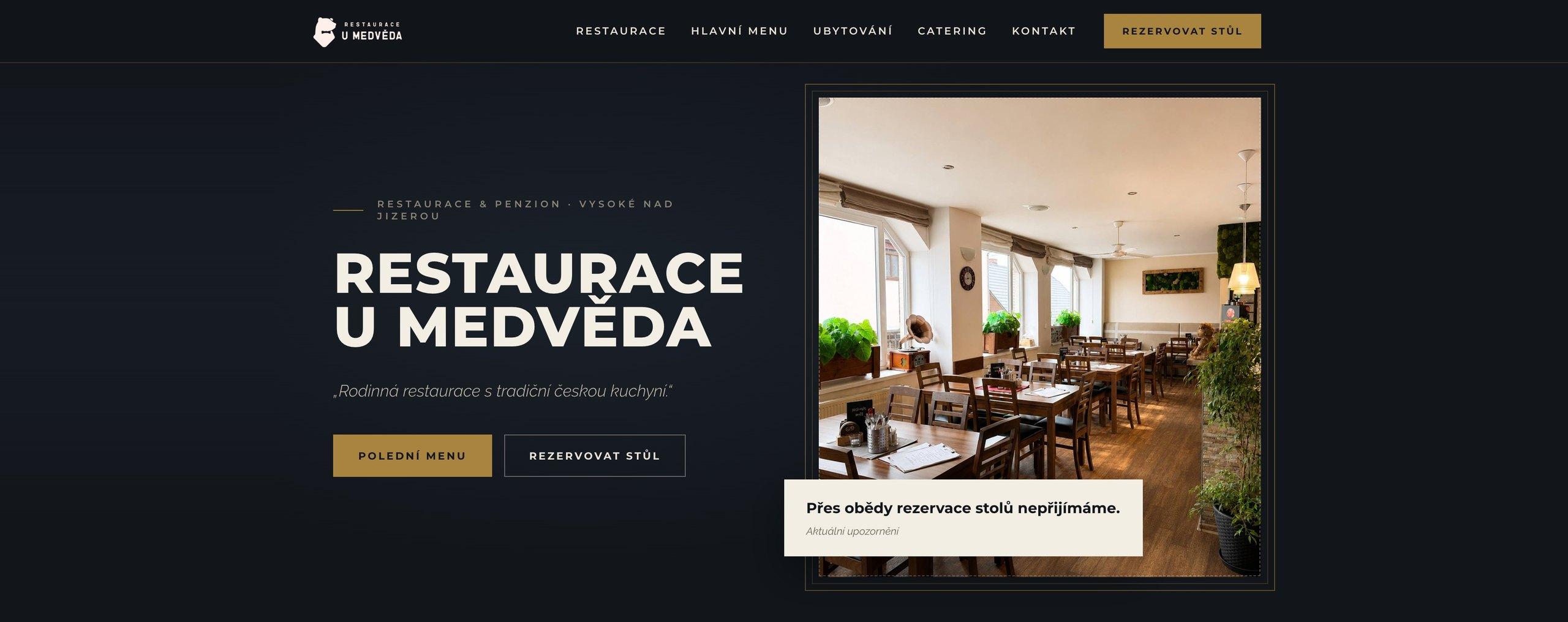 Koncept webu U Medvěda — úvod s fotkou restaurace a upozorněním, že přes obědy se stoly nerezervují